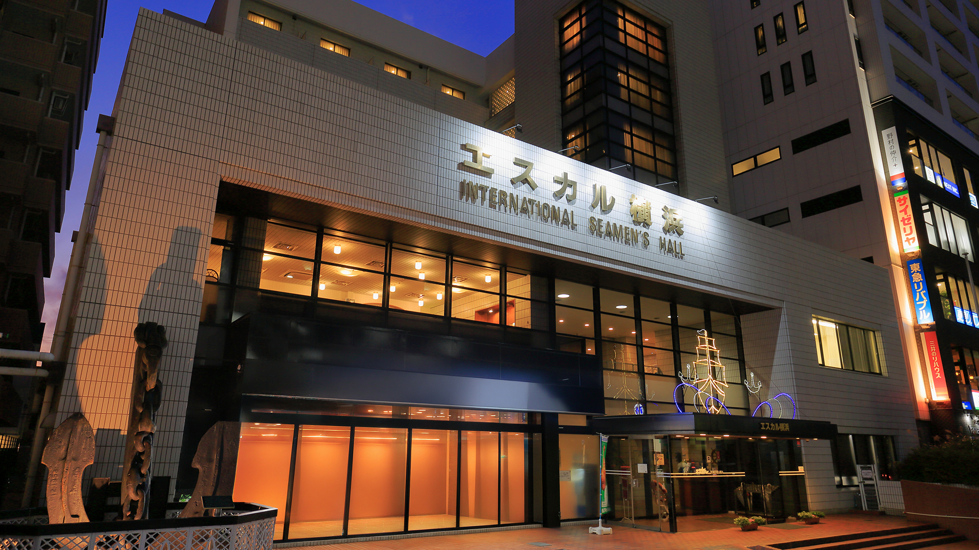 エスカル横浜の施設外観